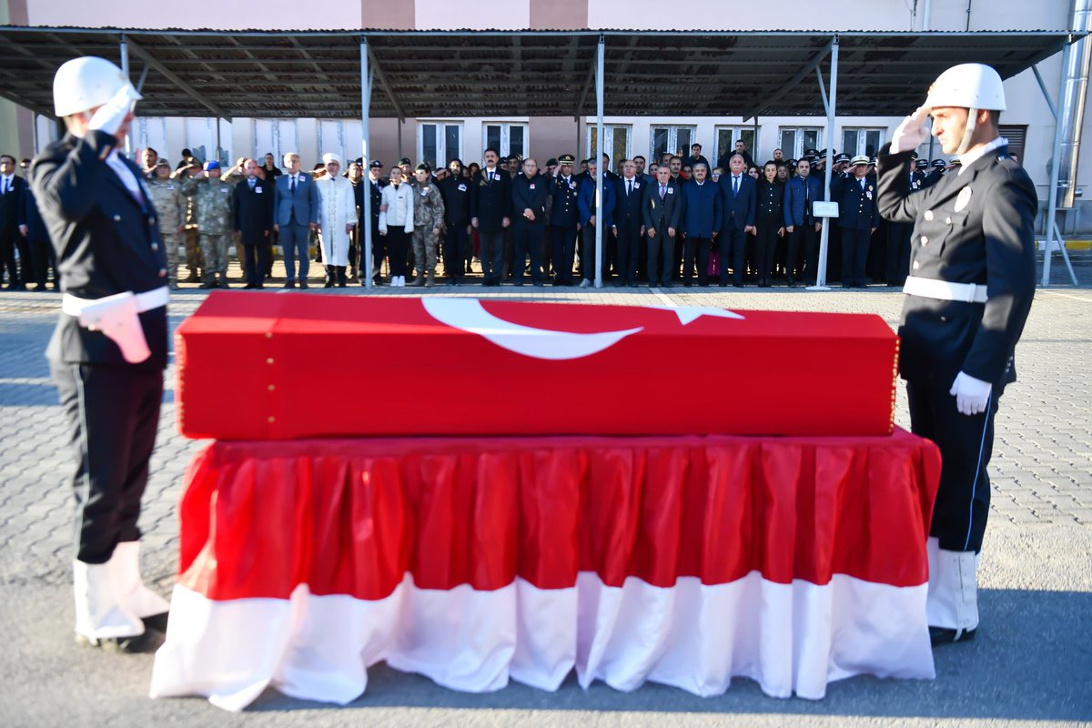 TurkPolisiTC's tweet photo. Şehit Polis Memuru Yiğitcan Yiğit, Tunceli'de düzenlenen törenin ardından helikopterle memleketine gönderildi. 

Kutlu ruhu şad olsun. https://t.co/PSrjlVDLWn