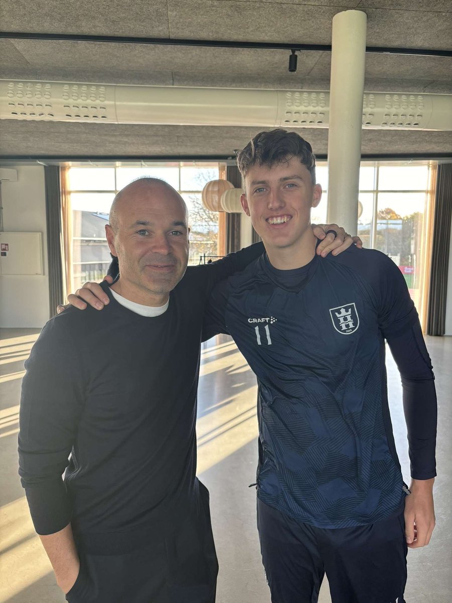 God stil <a href="/Tobcel_/">Tobias Augustinus-Jensen</a> 
Fornøjelse at se Helsingør stjernen tage sig tid til billeder med fans!👏👏