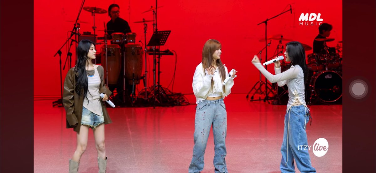 yonkey211's tweet image. #itsLive_event_ITZY
가라 예지멍!!!so cute😻😻😻