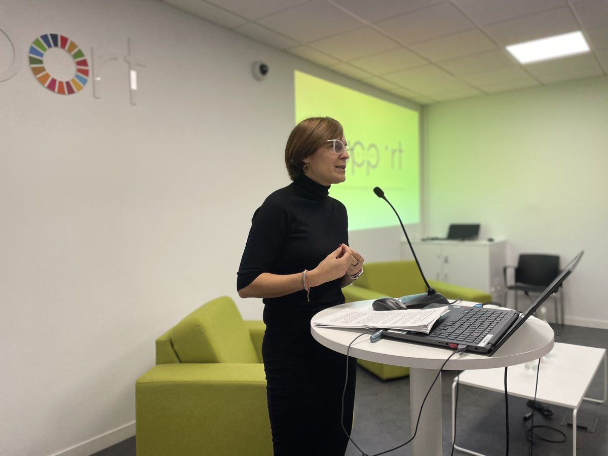supportgirona's tweet photo. El patró de #SupportGirona, Martí Masferrer, president de l’@iasgirona, obre la jornada sobre l’abordatge psicosocial i ètic de les addicions. Destaca la seva complexitat. Al seu torn, la directora tècnica de l’entitat, Glòria Cerrato, subratlla el treball de l’equip #ERESS per tractar els dilemes ètic en la pràctica professional en l’acompanyament a les persones