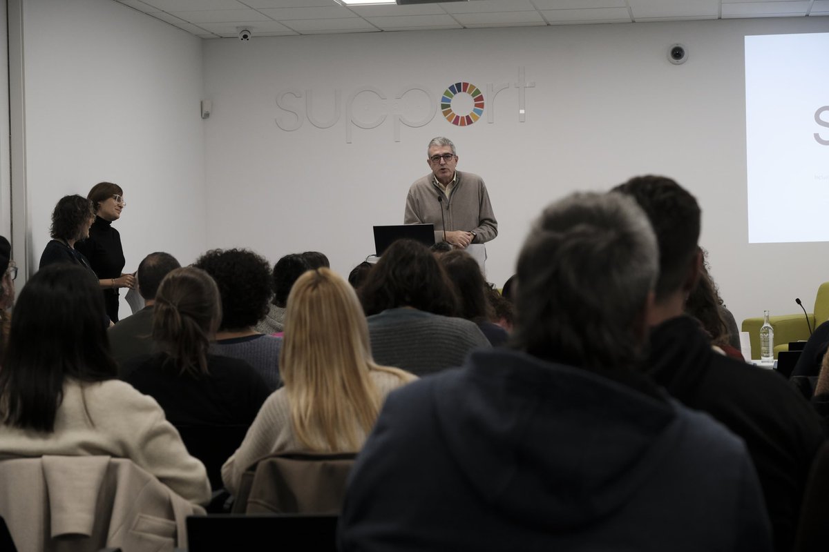 supportgirona's tweet photo. El patró de #SupportGirona, Martí Masferrer, president de l’@iasgirona, obre la jornada sobre l’abordatge psicosocial i ètic de les addicions. Destaca la seva complexitat. Al seu torn, la directora tècnica de l’entitat, Glòria Cerrato, subratlla el treball de l’equip #ERESS per tractar els dilemes ètic en la pràctica professional en l’acompanyament a les persones