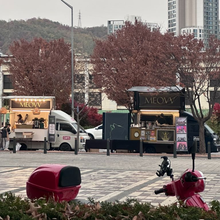 MEOVV sent coffee trucks to fans attending the SBS Inkigayo pre-recording today.