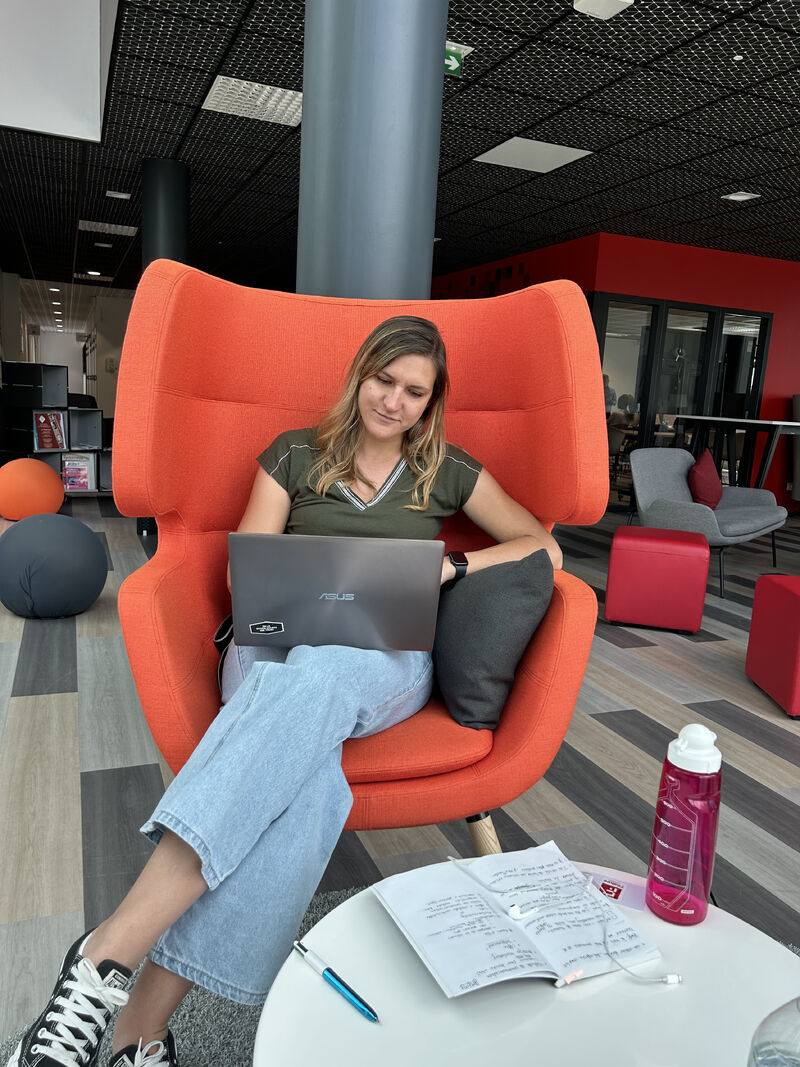 Mon plus gros défaut en entrepreneuriat ? Un excès d’ambition.

Objectifs fous, nuits blanches, projets à fond… workaholic, bonjour !

Je fonce, sans limites. Heureusement, motivation et organisation m’aident à tenir. Lever le pied ? J’y travaille

Workaholic ou équilibre ?