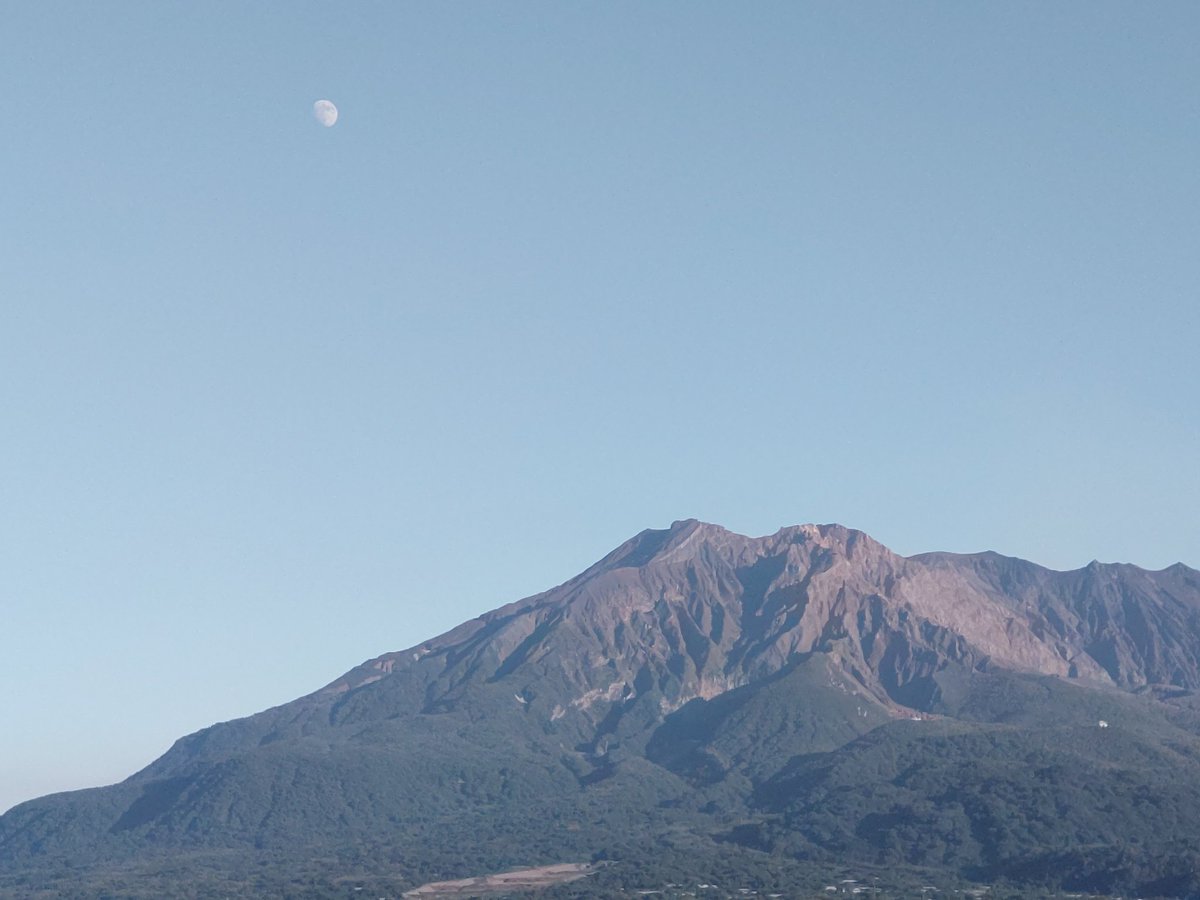 kuma_gee's tweet photo. 山と月
いいんでないかい

#桜島山
#磯海岸 https://t.co/6aWymeXjf1