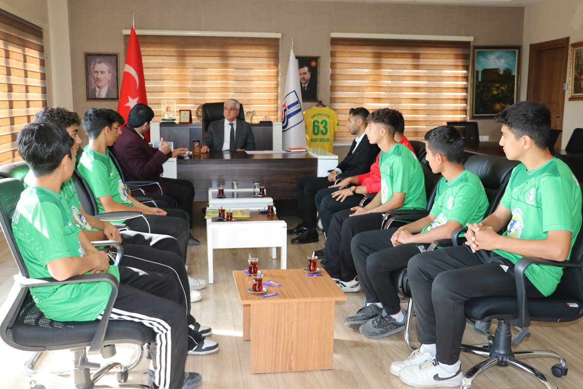 urfabelsan63's tweet photo. Şanlıurfaspor Kulübü Alt Yapılar Yönetimi ve İdare İşler Sorumlusu Murat Basyan ve genç futbolcular, Yönetim Kurulu Başkanımız @habibarslan63'ı ziyaret ettiler.
Sn.Habib Arslan'a forma takdim eden Murat Basyan ve genç futbolcularımıza nazik ziyaretlerinden dolayı teşekkür ederiz. https://t.co/GC2UP8qJAR