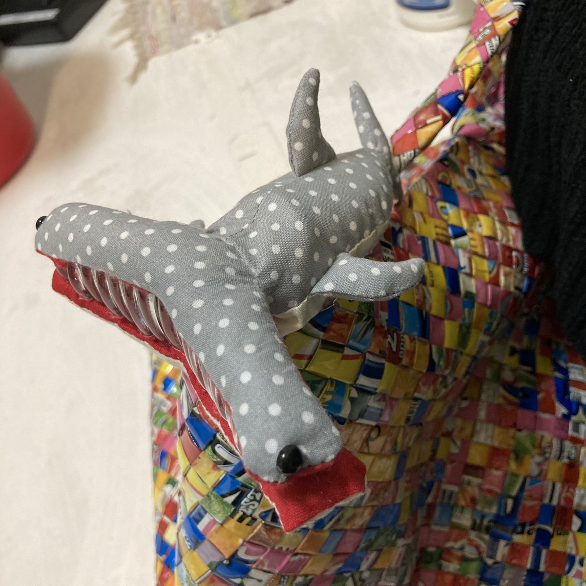 SAMEMAMILE's tweet photo. これ、このハンマーヘッドシャーク噛みつき具合抜群❤️🎀🦈これ売れると思うんだけれども他のサメも角度を変えればできそう‼️
#サメグッズ
#シュモクザメ
#ハンドメイド
#サメ推し https://t.co/3DqennbTZO