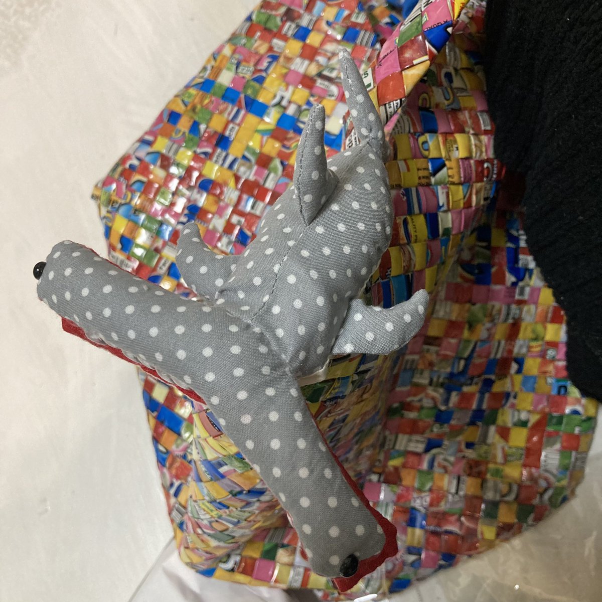 SAMEMAMILE's tweet photo. これ、このハンマーヘッドシャーク噛みつき具合抜群❤️🎀🦈これ売れると思うんだけれども他のサメも角度を変えればできそう‼️
#サメグッズ
#シュモクザメ
#ハンドメイド
#サメ推し https://t.co/3DqennbTZO