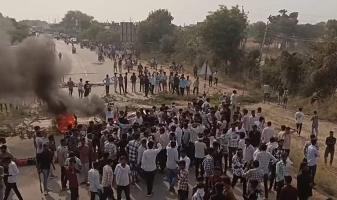 पुलिस प्रशासन द्वारा #नरेश मीणा को समरावता गाँव से जबरदस्ती गिरफ्तार कर लिया है आखिर चल क्या रहा है पर्ची सरकार में....? 

#नरेश_मीणा 

#नरेश_मीणा_को_रिहा_करो
#नरेश_मीणा_को_रिहा_करो