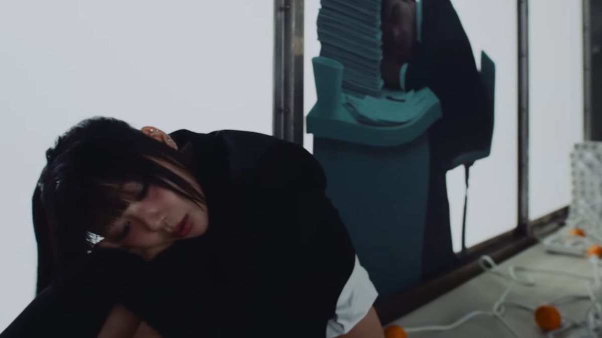 PopBase's tweet photo. LOONA's Yves has released the music video to ‘Viola.’

Watch: https://t.co/bJcBTq8P3n https://t.co/mEXAFoUjei
