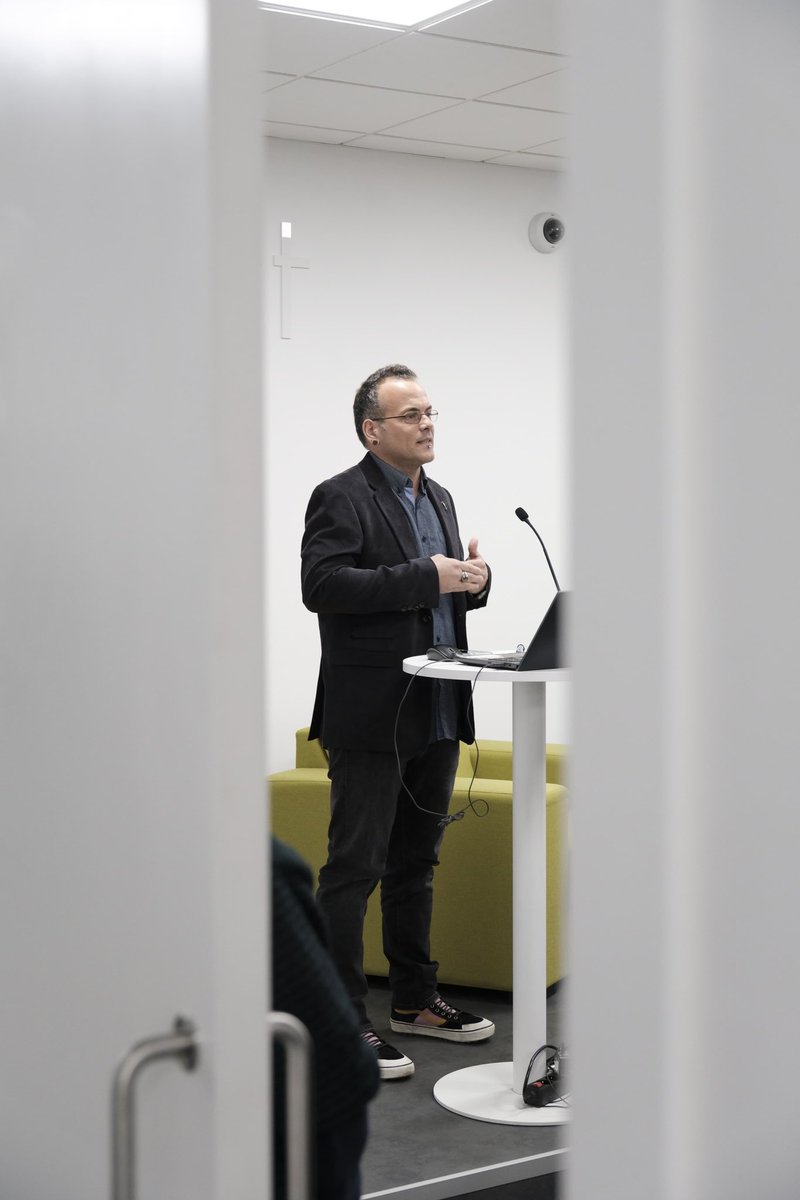 supportgirona's tweet photo. El doctor en Psicologia, Fran Calvo, ofereix la conferència sobre la realitat ètica darrere les drogoaddiccions: dels conflictes ètics a l'acompanyament psicosocial de persones amb discapacitat. Podeu seguir la jornada també en online 👇

https://t.co/8sZrJc3JrB https://t.co/m6UjenSsns