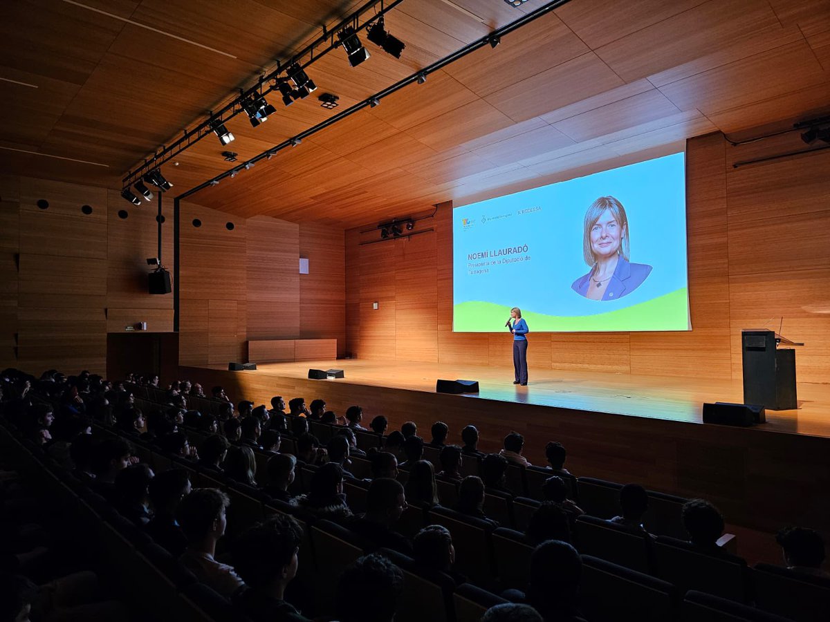 Dipta_cat's tweet photo. 🔛En marxa el 5è #SpeedDatingFPTICSud, organitzat pel @TICSud, @RedessaReus i la @Dipta_cat.
🗣️La presidenta de la Diputació, @nllaurado, dona la benvinguda als més de 500 estudiants 👩‍💻👨‍💼que hi assisteixen per connectar amb empreses del sector tecnològic de la demarcació🤝 https://t.co/iWCbh5WZhn