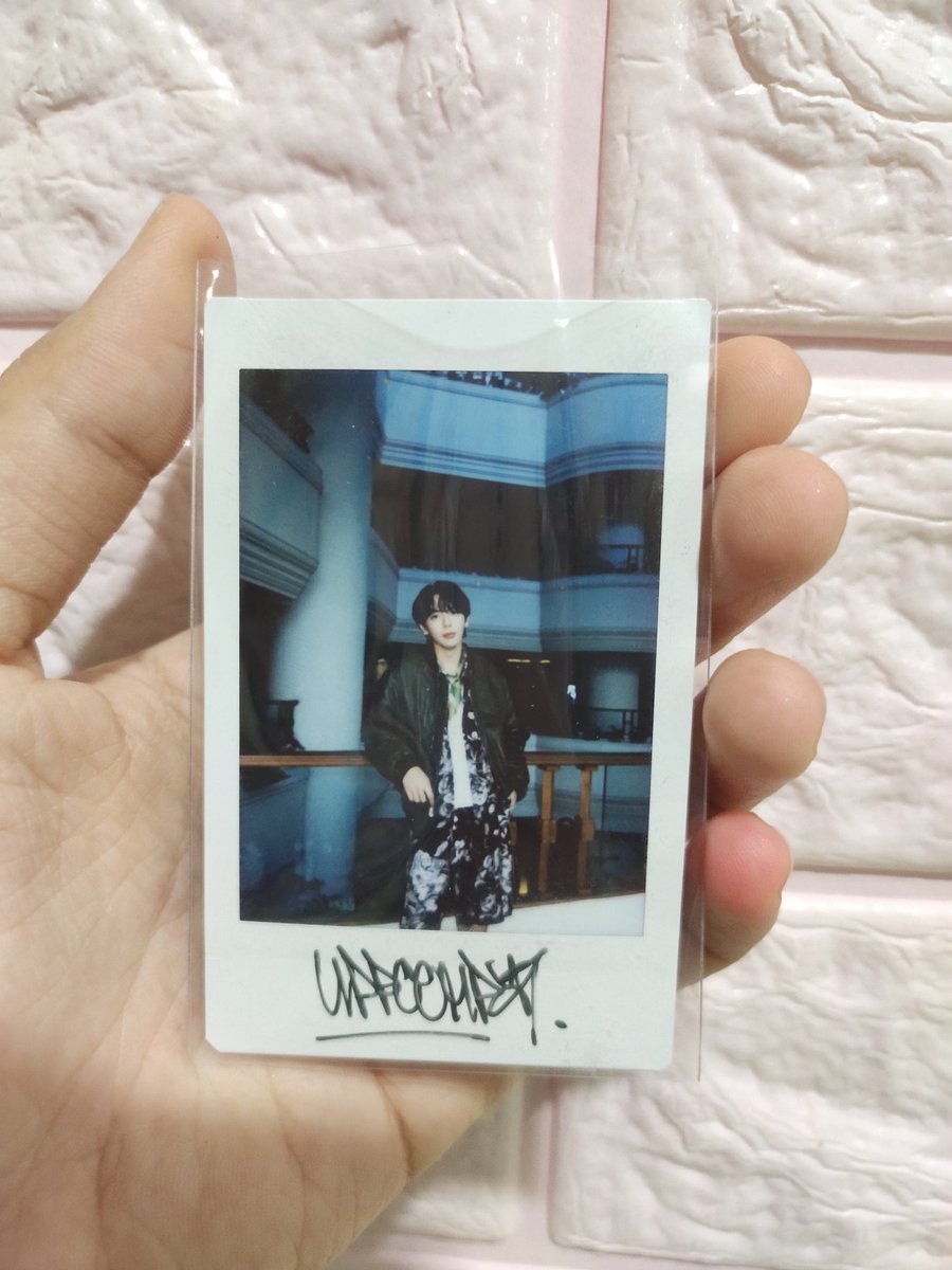 3011Mintny's tweet photo. ทุกคนนนนนนน นี่ไม่ใช่แค่รูปภาพ แต่นี่คือรูปหล่อชัดๆเลย หล่อทะลุโพลารอยด์ หล่อแบบไม่เผื่อแผ่ใคร หล่อจนใจเจ็บ ขอบคุณสำหรับกิจกรรมดีๆที่ทำให้ได้เก็บรูปหล่อๆของพี่อัพไว้ดูนะคะ 🤟🏻🤍.

#Up_WhySingle 
#Up_WhySingle_polaroid
#uppoompat #Projext52
#โสดทำไม #WhySingle https://t.co/tII8NaYYqI