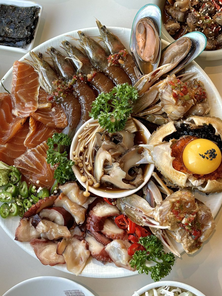 muk_archive's tweet image. 🍽️ 하남 미뜸

여섯가지 해물장을 한번에 먹을 수 있다니 이게 혁명이지 🙂‍↕️ 밥도둑 다 모아놔서 밥이 영원히 들어감
소고기 솥밥은 소고기가 입 안에서 살살 녹아요 .. 밥을 다 먹으면 녹차물을 부어주시는데 따땃한 누룽지가 입 안에 짠 감을 완전히 없애줘서 깔끔하게 입가심 할 수 있어요 🫶🏻