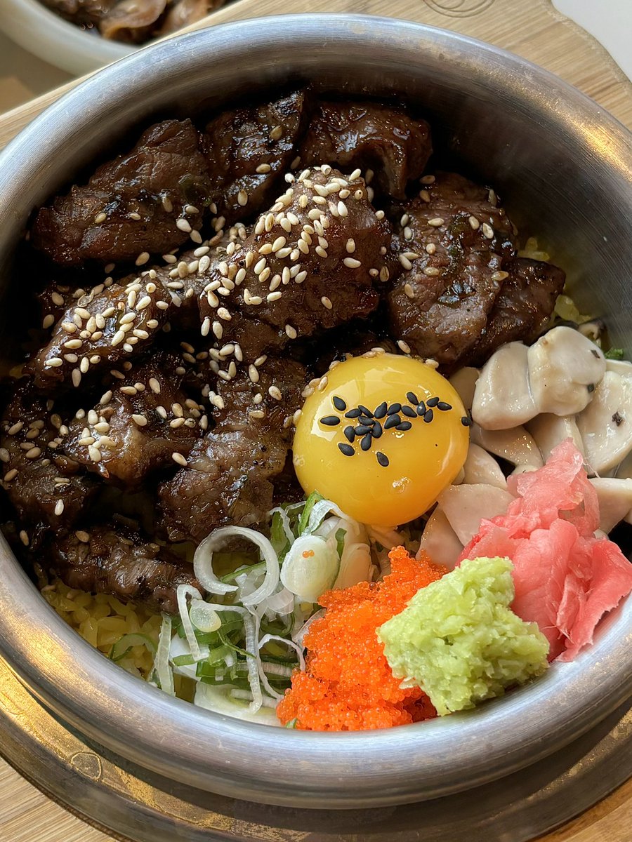 muk_archive's tweet image. 🍽️ 하남 미뜸

여섯가지 해물장을 한번에 먹을 수 있다니 이게 혁명이지 🙂‍↕️ 밥도둑 다 모아놔서 밥이 영원히 들어감
소고기 솥밥은 소고기가 입 안에서 살살 녹아요 .. 밥을 다 먹으면 녹차물을 부어주시는데 따땃한 누룽지가 입 안에 짠 감을 완전히 없애줘서 깔끔하게 입가심 할 수 있어요 🫶🏻