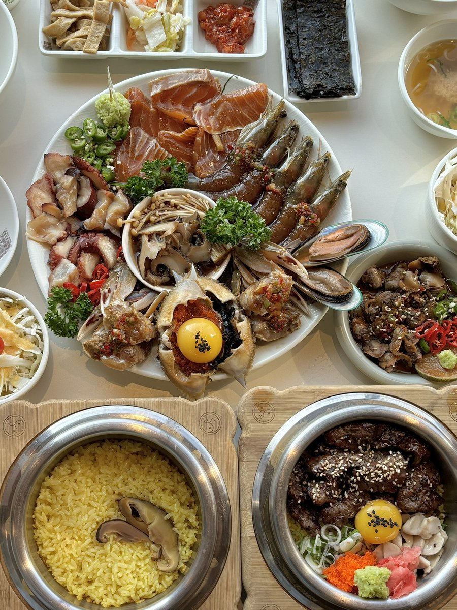 muk_archive's tweet image. 🍽️ 하남 미뜸

여섯가지 해물장을 한번에 먹을 수 있다니 이게 혁명이지 🙂‍↕️ 밥도둑 다 모아놔서 밥이 영원히 들어감
소고기 솥밥은 소고기가 입 안에서 살살 녹아요 .. 밥을 다 먹으면 녹차물을 부어주시는데 따땃한 누룽지가 입 안에 짠 감을 완전히 없애줘서 깔끔하게 입가심 할 수 있어요 🫶🏻