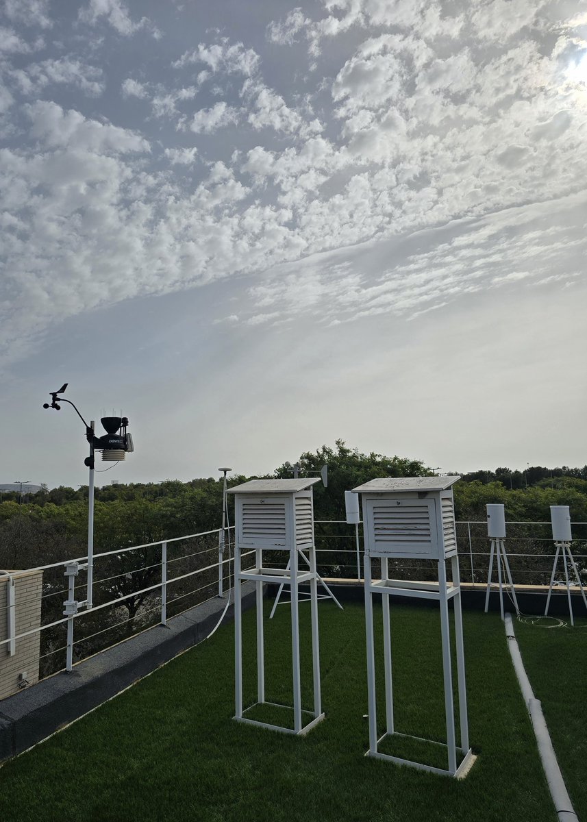 Nos acercamos a los 22 °C en la <a href="/UA_Universidad/">Universidad de Alicante UA</a>. El viento de levante está arreciando, hay nubosidad media y el cielo está turbio por la calima.

La borrasca fría situada al oeste de la Península impulsa una masa de aire más cálida.

Así está el panorama desde <a href="/climatologia_ua/">Climatología UA</a>.