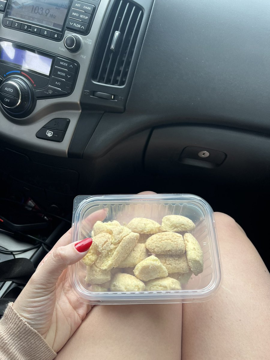 jessicazferro's tweet photo. Eu tenho a melhor Nonna do mundo, ela acorda cedo pra fazer bolachas fresquinhas pra gente levar na viagem. 🩷🫶🏻 https://t.co/lcYYO5hYBO