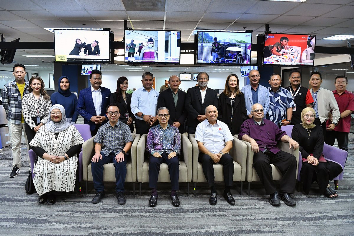 fahmi_fadzil's tweet photo. Selamat kembali kepada pasukan Media Prima Berhad (MPB) ke kawasan Lembah Pantai!

Selaku Menteri Komunikasi merangkap Ahli Parlimen Lembah Pantai, saya mengalu-alukan pemindahan semula siaran TV, Radio dan Digital milik MPB ke Jalan Riong, Bangsar.

Terima kasih jemput saya melawat studio dan pejabat baharu hari ini.