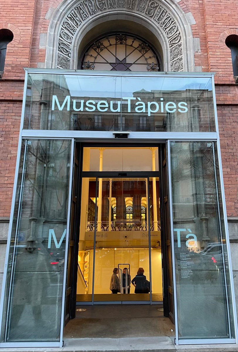 Fantástica visita guiada a la exposición "Antoni Tàpies. La práctica del arte" en el <a href="/MuseuTapies/">Museu Tàpies</a> .

#CírculoDelLiceo #CercleDelLiceu #Tàpies #Tapies #art #arte #Barcelona