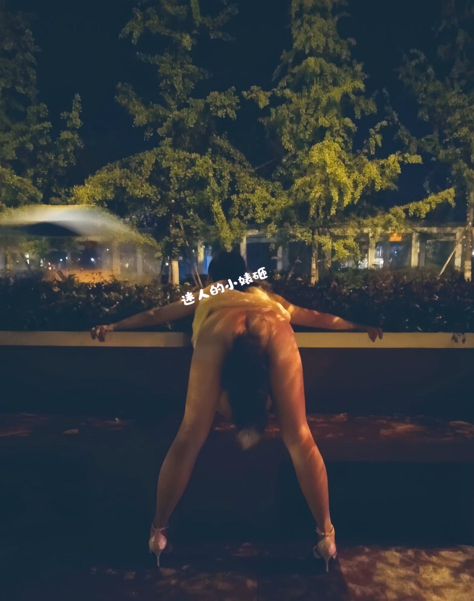 带着尾巴穿行于成都的大街小巷，逗留在霓虹闪烁的街边广场，车辆行人和夜景是露出最好的点缀品，可谁知道撅着屁股刚转身~就被骑自行车的大姐迎面撞了个正着😱😱😱

<a href="/ToBulma/">布尔玛</a> 
<a href="/ToBulaer/">布拉尔</a>
<a href="/KawasawaSen/">川泽森</a>