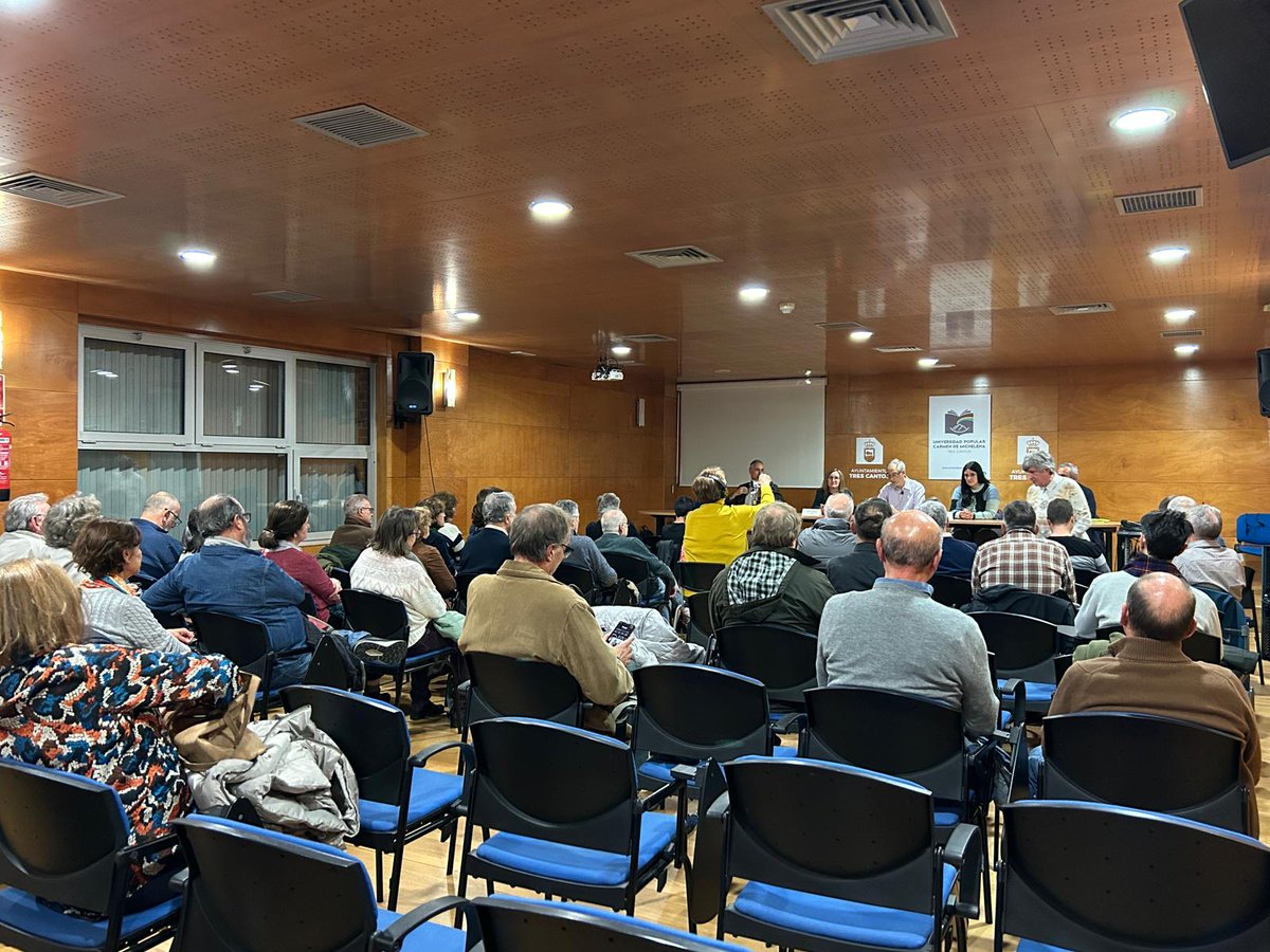 Gracias a los ponentes <a href="/FelipeGomez68/">Felipe Gómez</a>, <a href="/Yollevoreloj/">Isa Rebollido</a>, <a href="/EsterLzaro1/">Ester Lázaro</a> y José Moreno y al moderador <a href="/ApuntesCiencia/">Apuntes de ciencia</a>, la mesa redonda El Universo vivo (coorganizada con la Universidad Popular Carmen de Michelena) celebrada ayer fue un disfrute total.
En breve distribuiremos el vídeo