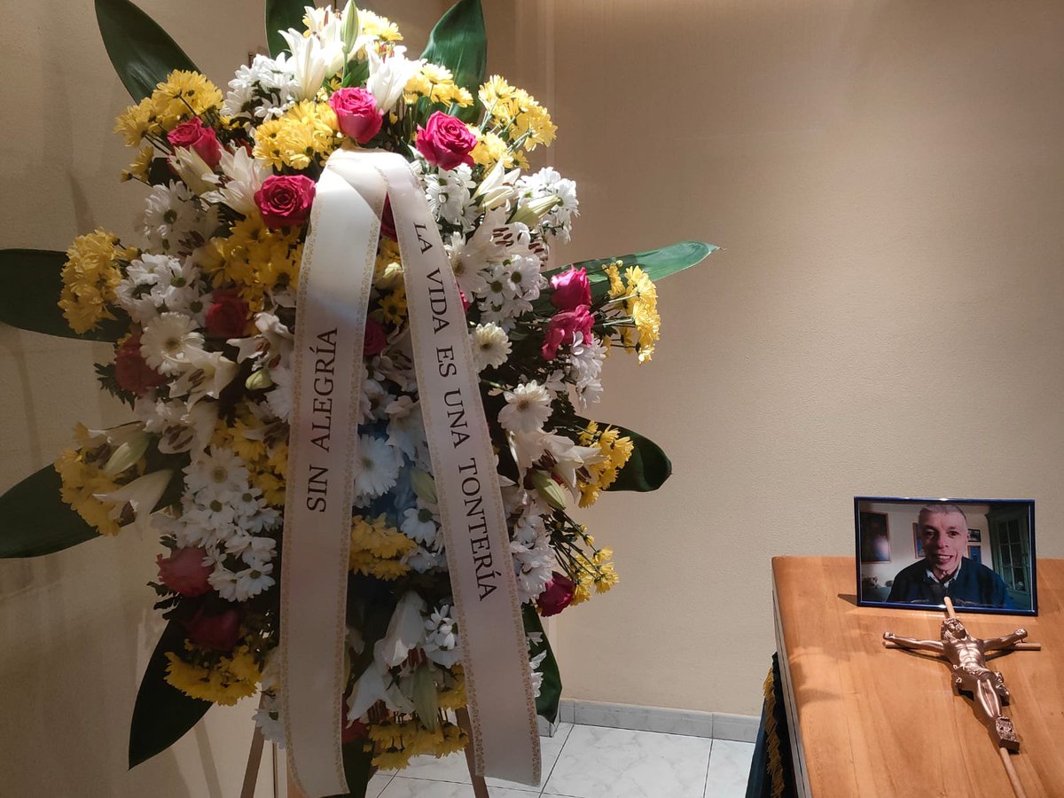 A la familia nos da muchísima pena comunicar que ayer falleció, dulcemente, Luis Eguílaz, en Madrid. Hasta la víspera de perder la consciencia estuvo improvisando poemas y hablando con sus hadas. En la corona figura un verso suyo: "Sin alegría, la vida es una tontería".