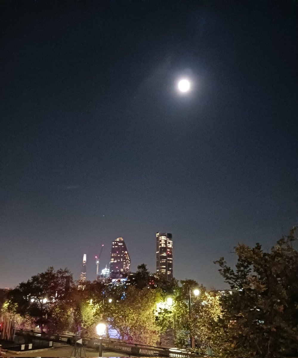 DrRodDacombe's tweet image. Wonderful @Kingspol_econ community social event last night. Faculty and students coming together to share food and conversation, finding ways to make London feel smaller.
And a reminder that we have the best views of any university. #wearekings
