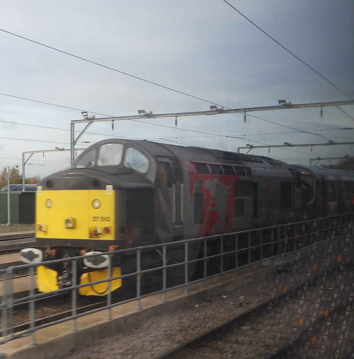 DanSpotter86's tweet image. THE ORION TRACTOR 🚜!!!

Here's a shot of @RailOpsGroup Class 37501 "Orion" seem here with London Northwesterns Class 730s and 805003 in the Far Left on November 11th 2024 having split off for the 0Z57 Oxley Depot to Derby RTC. #Class37 #Class730 #Class805