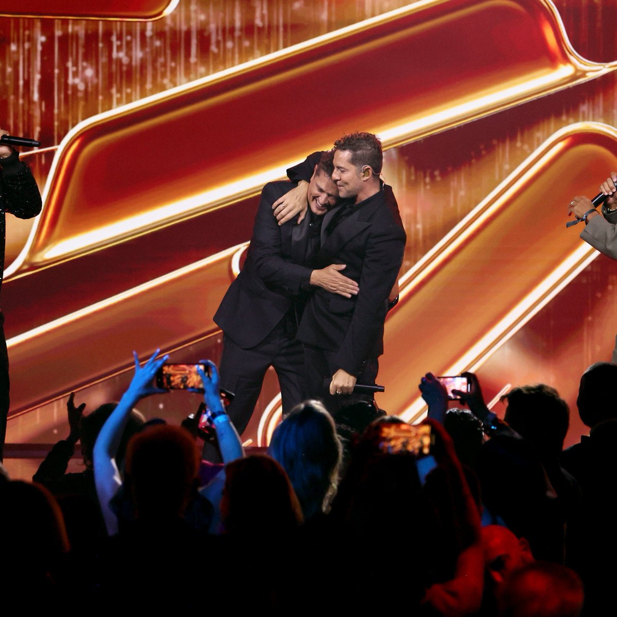 🎉🏆 ¡ <a href="/carlosvives/">Carlos Vives</a>  es la Persona del Año en los Grammy Latinos 2024! 🌟 En una noche llena de emoción, grandes estrellas como <a href="/davidbisbal/">davidbisbal</a> , <a href="/SebastianYatra/">Sebastian Yatra</a>  o <a href="/CamiloMusica/">Camilo</a>  se unieron para rendir homenaje al querido cantautor colombiano 🇨🇴💫 ¡Un reconocimiento merecido para