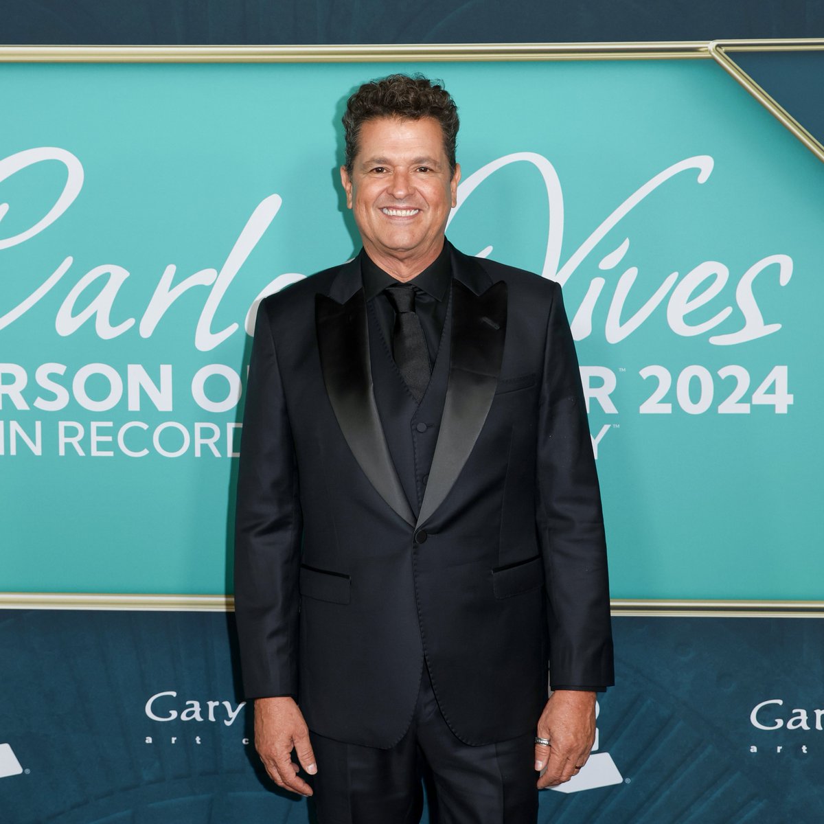 Los40's tweet photo. 🎉🏆 ¡ @carlosvives  es la Persona del Año en los Grammy Latinos 2024! 🌟 En una noche llena de emoción, grandes estrellas como @davidbisbal , @SebastianYatra  o @CamiloMusica  se unieron para rendir homenaje al querido cantautor colombiano 🇨🇴💫 ¡Un reconocimiento merecido para una leyenda de la música latina! 🎶

#LatinGRAMMYs #CarlosVives