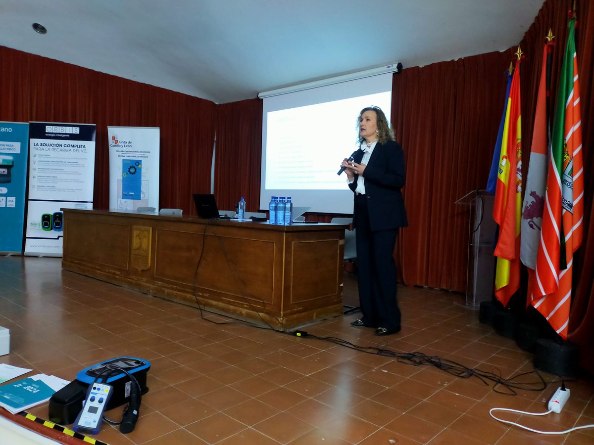 prevencionjcyl's tweet image. #FórmatePRL
JT &quot;Riesgos eléctricos nuevas tecnologías&quot;
#electrotec
Zamora 14/11/24

Normativa sobre el riesgo eléctrico
Yolanda Méndez Fernández
Técnico de la ASSL de Zamora - OTT de Zamora