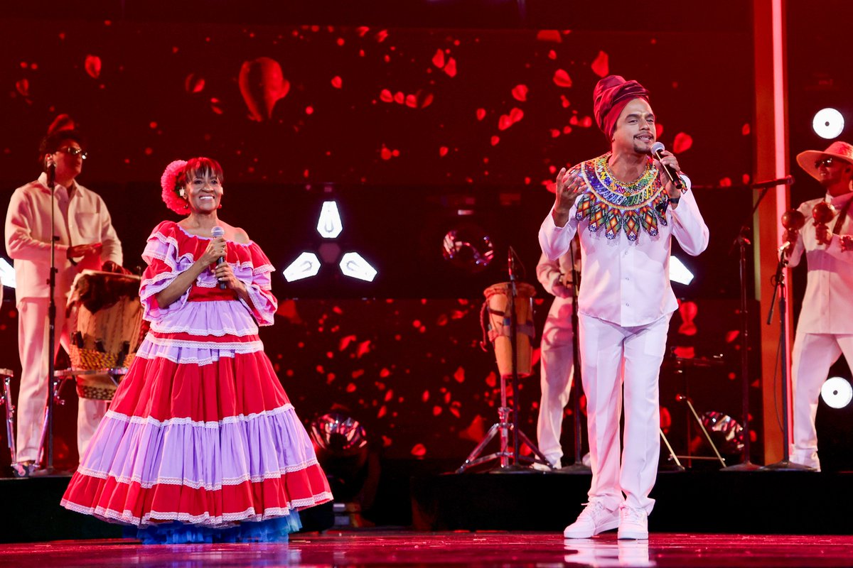 LatinGRAMMYs's tweet photo. 🎵 Rosa 🎵 del folclor colombiano: @MartinaCamargo, @TatoMarenco y @TonadaBulleren traen la música ancestral del Caribe. @Carlosvives, Persona del Año 2024. #LatinGRAMMY #25AñosdeExcelencia 👏 https://t.co/7InTHzKRBK