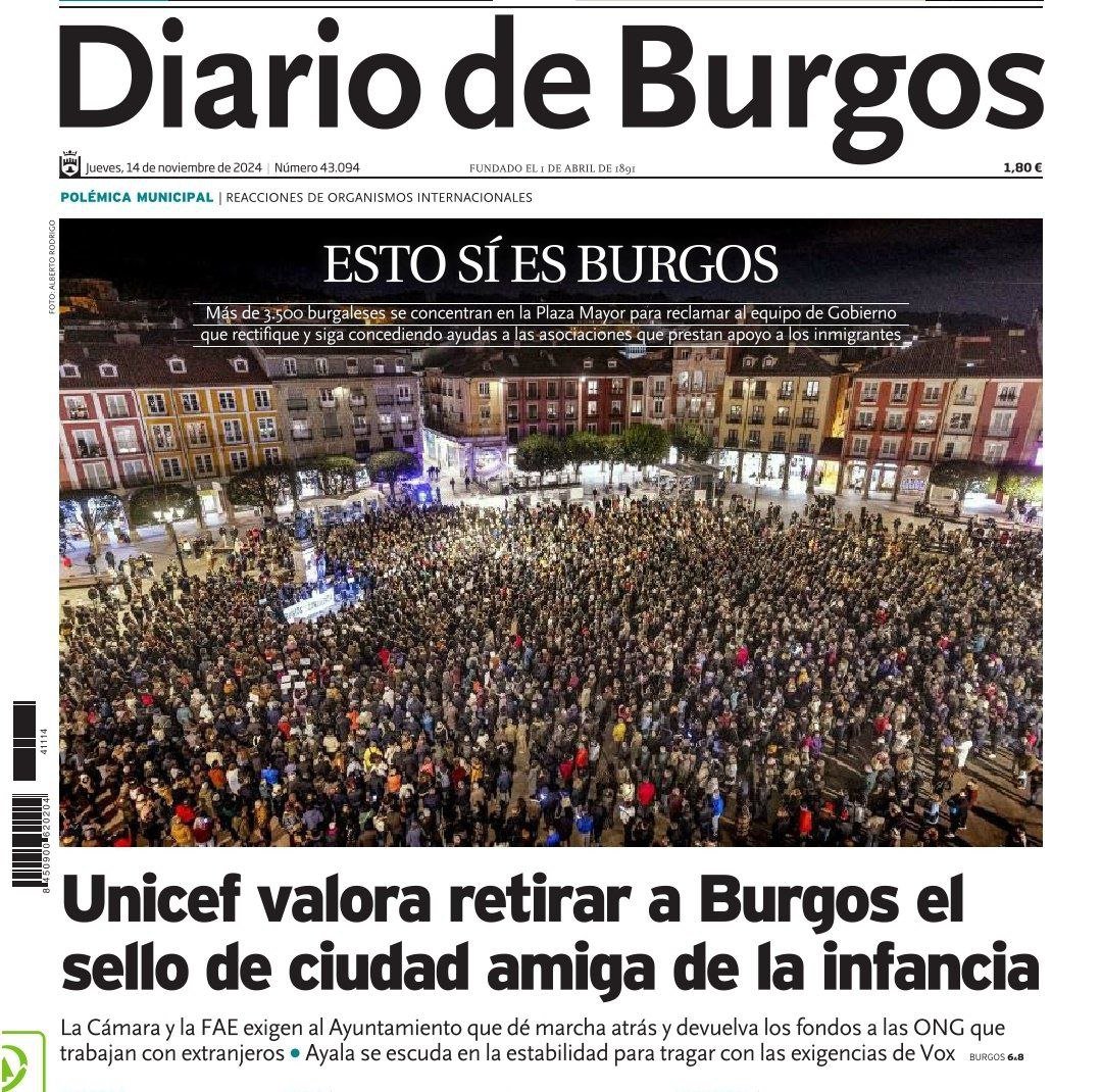 DiegoDazAlonso1's tweet photo. Burgos tiene 175.000 habitantes. 

Así estaba ayer su plaza mayor para defender a las asociaciones que trabajan con migrantes. 

El PP y Vox les acaban de retirar las ayudas públicas por "fomentar la inmigración ilegal".

Hay esperanza. Podemos ganar. https://t.co/Ke5Ip0OePw