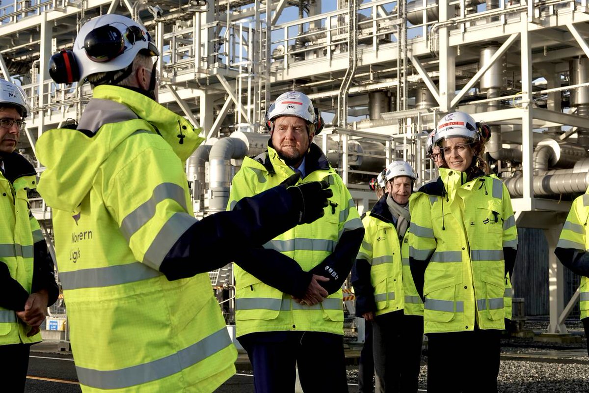 Koning Willem-Alexander is in Noorwegen om te spreken over het toekomstige energiesysteem en #waterstof. 💧 Wij zijn erbij en praten mee over groene waterstof als oplossing voor moeilijk te elektrificeren sectoren. Trots om deel uit te mogen maken van deze royale gelegenheid! 👑