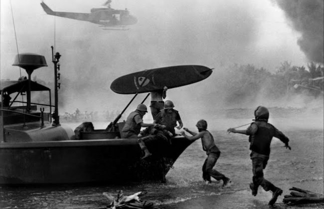 NauticalChannel's tweet image. Curiosity Thursday!

#DidYouKnowWhat...🏄‍♂️ Surfing in World War II: During World War II, U.S. soldiers stationed in Hawaii adopted surfing as a way to relax and escape the stress of combat.

This practice helped spread surfing among the military and later on the mainland.