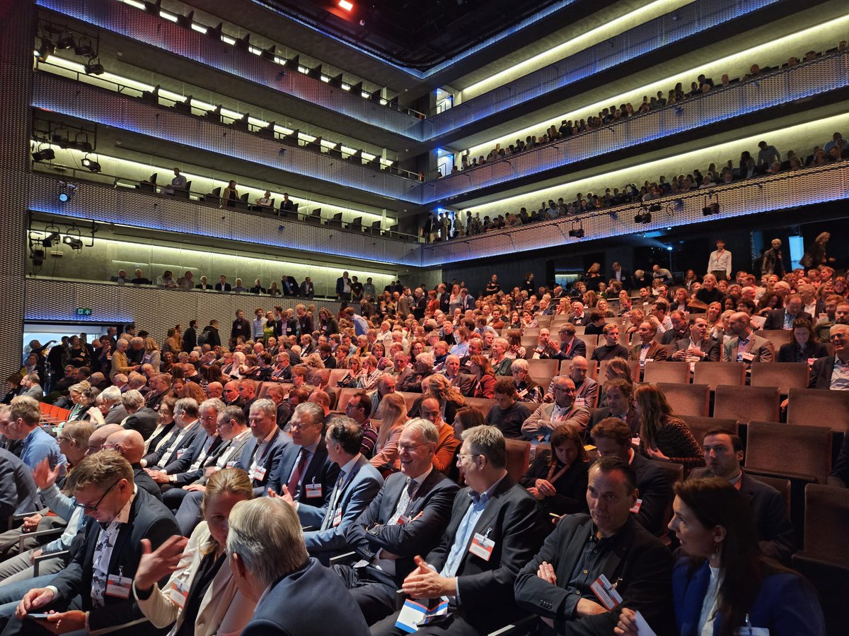Het vijftiende Deltacongres staat op het punt van beginnen. Tune in op de livestream via mylivestreams.nl/delta/ met o.a. minister Barry Madlener, deltacommissaris Co Verdaas en Vlaamse gouverneur Cathy Berx. Wat kunnen we doen om Nederland klimaatbestendig te maken?
