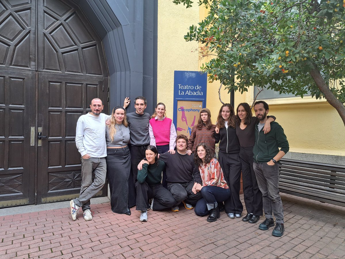 teatroabadia's tweet photo. Hoy, presentamos CACOPHONY 🤳 con su directora Anna Serrano Gatell y el elenco al completo de esta obra sobre los posibles (y terribles) efectos de las redes sociales. 

✨️ Estreno en Madrid, viernes 15 de noviembre ✨️ https://t.co/wve6cyMTDC