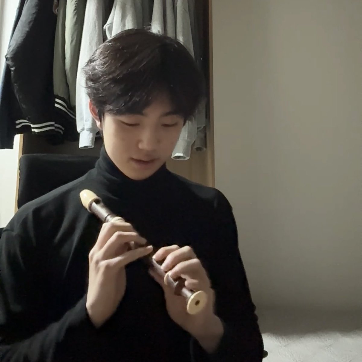starfess's tweet photo. -star guys evnne jihoo setelah kelar ikut CSAT (UTBK korea) langsung live dan ngelakuin banyak hal random seperti taekwondo, nyusun gelas, main seruling, unboxing play button 😭 kayaknya stress banget

https://t.co/EYRMTPZ9Ro