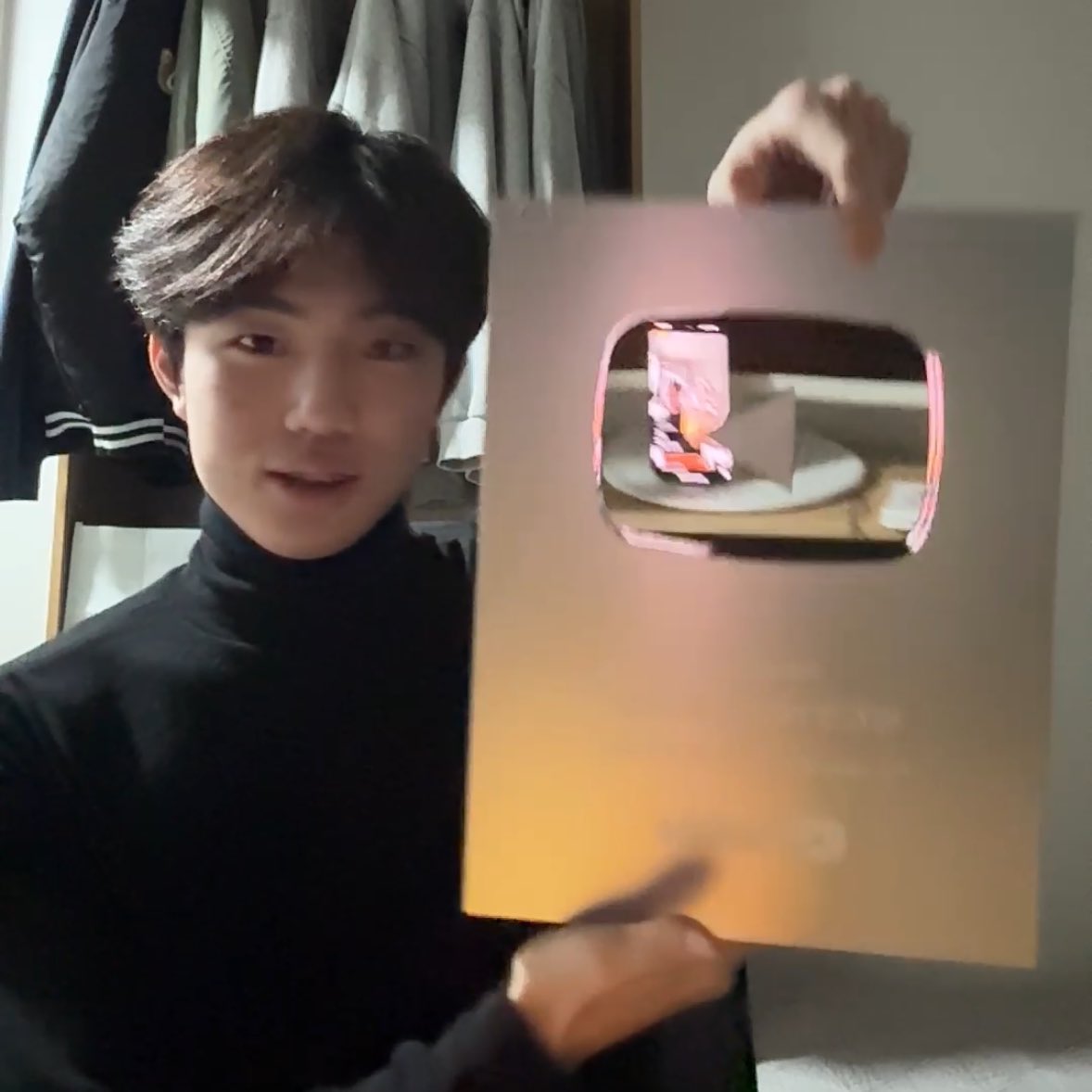 starfess's tweet photo. -star guys evnne jihoo setelah kelar ikut CSAT (UTBK korea) langsung live dan ngelakuin banyak hal random seperti taekwondo, nyusun gelas, main seruling, unboxing play button 😭 kayaknya stress banget

https://t.co/EYRMTPZ9Ro