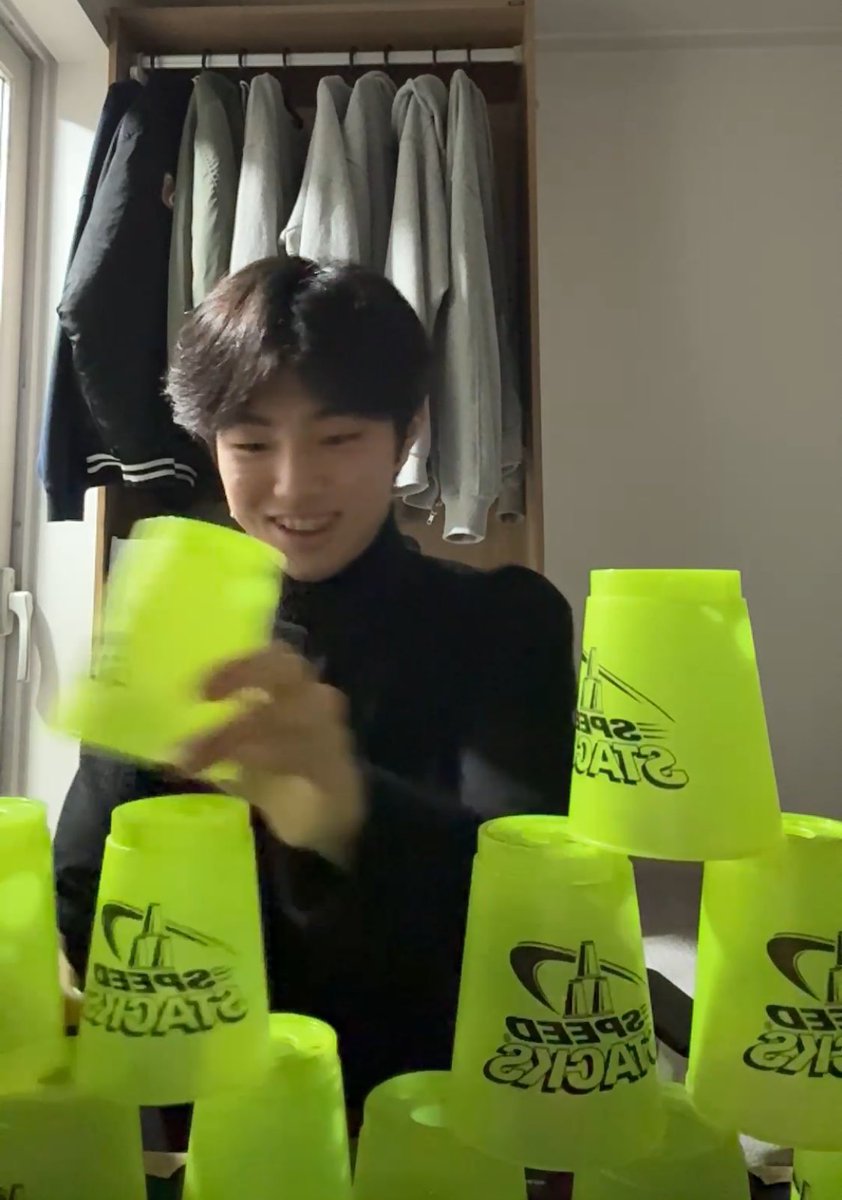 starfess's tweet photo. -star guys evnne jihoo setelah kelar ikut CSAT (UTBK korea) langsung live dan ngelakuin banyak hal random seperti taekwondo, nyusun gelas, main seruling, unboxing play button 😭 kayaknya stress banget

https://t.co/EYRMTPZ9Ro