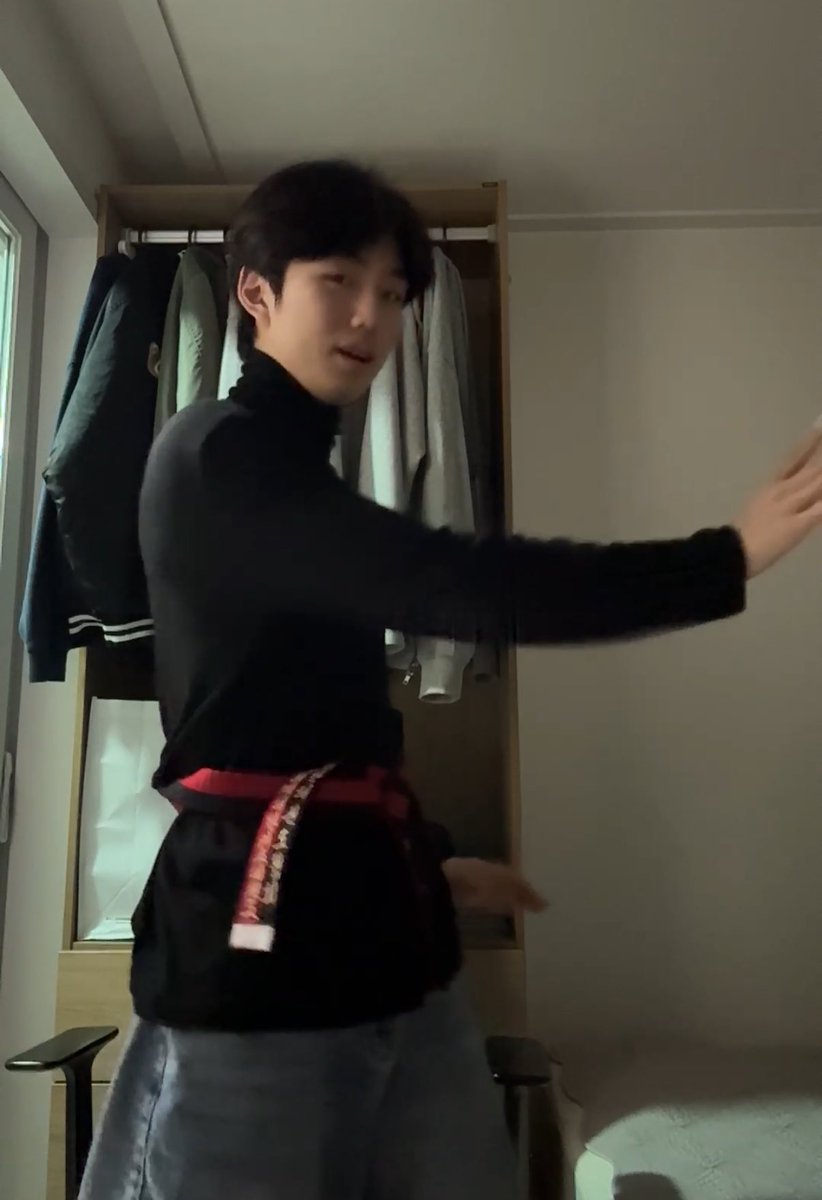 starfess's tweet photo. -star guys evnne jihoo setelah kelar ikut CSAT (UTBK korea) langsung live dan ngelakuin banyak hal random seperti taekwondo, nyusun gelas, main seruling, unboxing play button 😭 kayaknya stress banget

https://t.co/EYRMTPZ9Ro