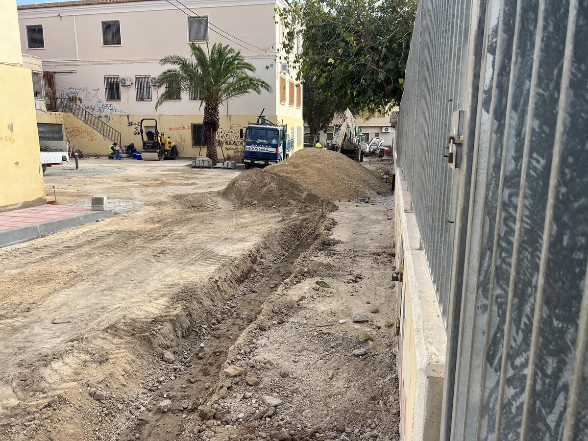 🚧 ¡Comienzan las obras en la calle Infante Don Fadrique y plaza del Centro de Especialidades! Se renovará el pavimento, mobiliario, juegos infantiles y alumbrado para crear un espacio más moderno y accesible. 🛠️

Inversión: 39.643,82 € | Plazo: 3 meses

#Jumilla #ObrasUrbanas