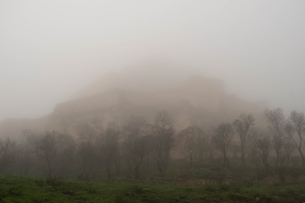 morellaturismo's tweet photo. 🌫️ L'espessa boira ha fet desaparéixer avui el castell de #Morella
.
🌫️ La tupida niebla ha hecho desaparecer hoy el castillo de Morella https://t.co/I5vSR91Uwv