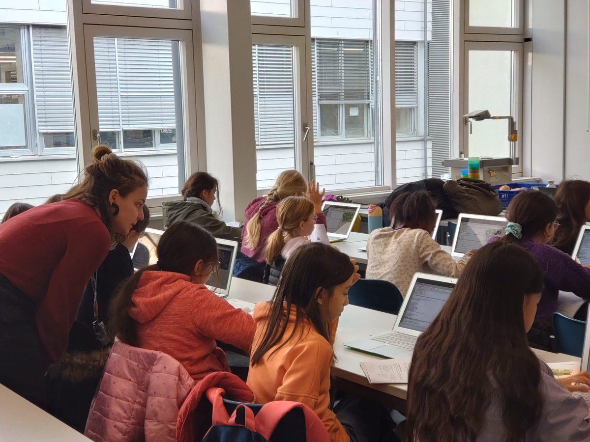 EPFL_SPS's tweet image. Aujourd’hui, la journée « Oser tous les métiers », nous organisons également @EPFL, un atelier de programmation en partenariat avec le Groupement Romand d’informatique pour des jeunes filles très enthousiastes venant de différentes régions de l’@EtatdeVaud.