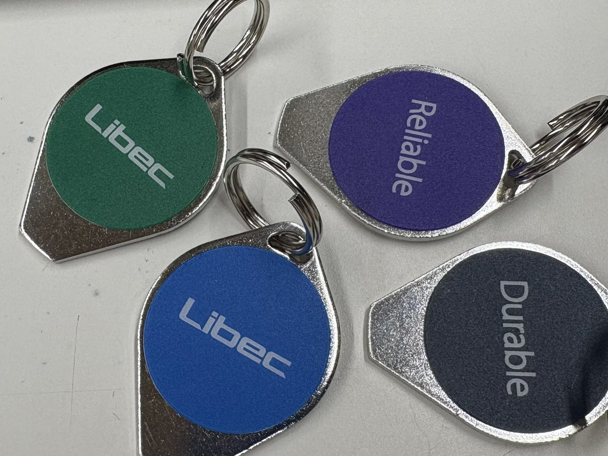 LibecのQL40B見てきたけどアルミなのにすごい軽いことに驚いた🫢 これで180cmまで上がるのマジすげぇ  ロック機構一つで伸縮できるのもありがたいな あとノベルティのコインドライバーありがとうございました😭 めっちゃ助かる #interBEE2024