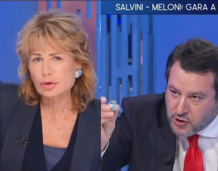 OSNMITALY's tweet photo. Chi ieri ha avuto il dispiacere di vedere Matteo Salvini a “Otto e mezzo” ha avuto una sintesi, in meno di mezz’ora, di tutto quello che non è, non dovrebbe mai essere e men che meno rappresentare un ministro e un uomo di Stato.

Con la cravatta trumpiana al collo, ha ripetuto la vulgata da bar secondo cui l’Egitto è un Paese sicuro perché “ci vanno migliaia di turisti”, e una splendida Lilli Gruber lo ha messo a posto: “Anche per Regeni era sicuro?”

Da sedicente “patriota”, ha difeso a spada tratta un multimiliardario sudafricano che si permette di augurare la cacciata dei giudici italiani perché “è libero di dire quello che pensa. E lo condivido sulla magistratura, che per me è di parte”.

Ha raccontato di rischiare sei anni di carcere “per aver difeso i confini”, e anche lì Gruber, magistrale, lo ha corretto: “L’accusa è di sequestro di persona”.

Ha attaccato frontalmente i giudici, che “se sbagliano devono pagare”. Ma chi lo decide se sbagliano? Meloni e Salvini?

Ha negato l’esistenza dei fascisti, ha sostenuto il delirio secondo cui Trump porterà la pace in Ucraina e in Medio Oriente, come se fosse già magicamente accaduto. 

È riuscito persino nel triplo carpiato di difendere i dazi di Trump, che aiutano l’Italia, vittima dell’Europa brutta e cattiva.

Ha definito un ex generale appena sospeso dall’Esercito per le sue opinioni razziste, sessiste e omofobe “un grande italiano”.

Si è arrampicato sui vetri per giustificare i trasporti al collasso, che è l’unica cosa di cui dovrebbe occuparsi.

Infine, in crisi totale, a corto di argomenti, dopo essere stato asfaltato, ha provato a uscirne regalando un Bacio Perugina a Lilli Gruber. 

E, che ci crediate o meno, è la cosa meno imbarazzante e ridicola che quest’uomo abbia fatto o detto in mezz’ora.

Lorenzo Tosa