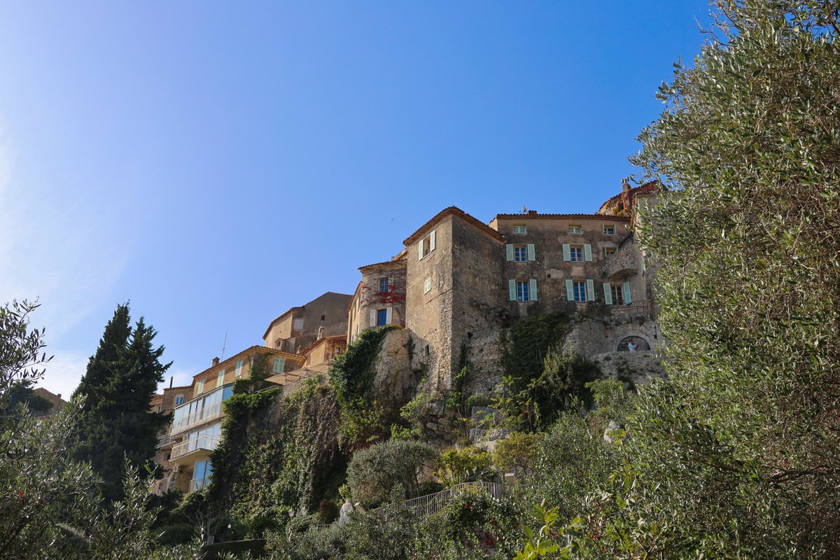 [Escapade à NCA 🌊🏔️]

Direction #Eze Village pour une escapade de rêve ! 😍

Vues incroyables depuis le jardin exotique🌵, ruelles médiévales aux couleurs d'automne 🍂, chemin de Nietzsche 🥾 &amp; un peu de shopping vous attendent 🛍️

👉explorenicecotedazur.com/eze/
#ExploreNiceCotedAzur