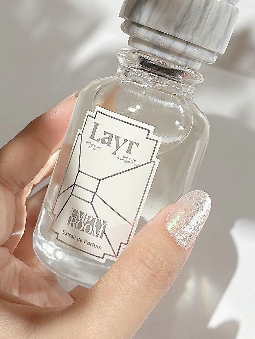 Pernah ngerasain vibes "sepi yang nyaman" ga sih?

Layr Empty Room ini bisa bikin aku ngerasain suasana kaya gitu~🥹
Wanginya soft - clean skin scent yang super nyaman + ada hint smoky yang kesannya "sepi/kosong" tapi justru bisa menghadirkan RUANG buat explore diri. SO DEEP!✨