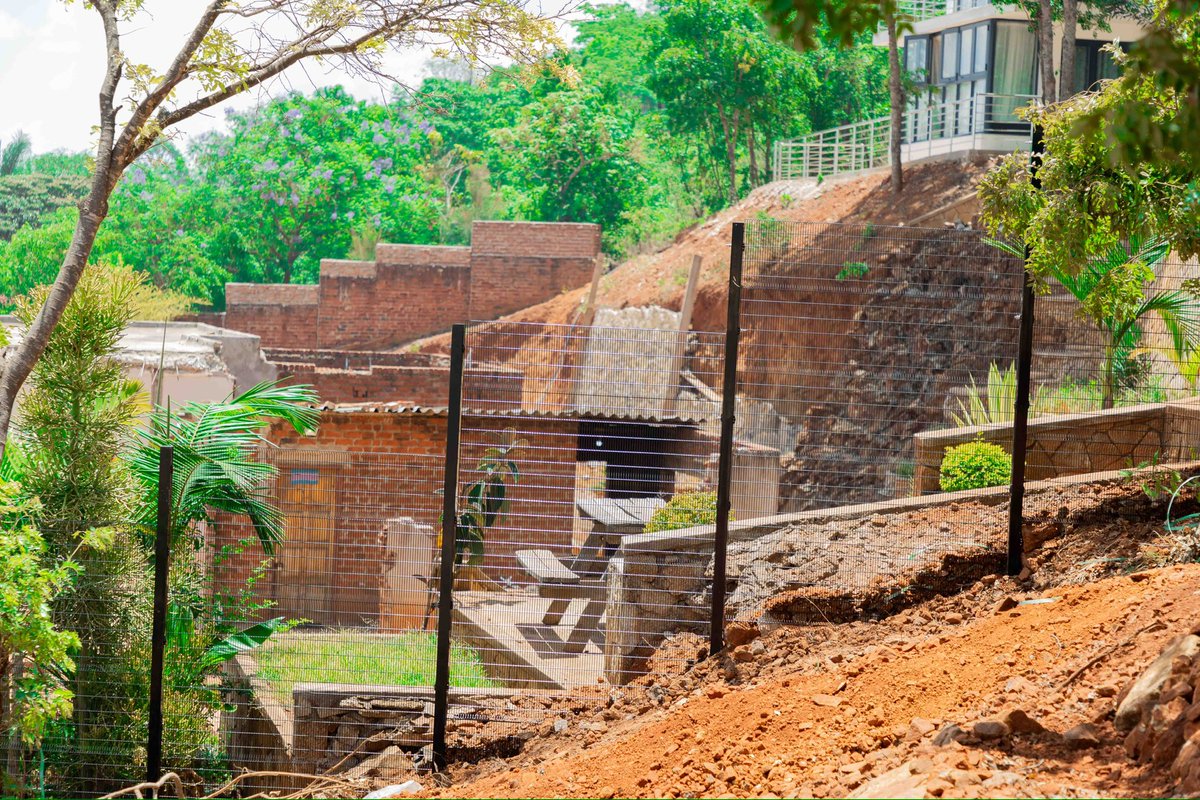 pomonasteel's tweet image. Securing every angle, no matter the climb! Look at our latest installation of ClearView Fencing on steep terrain, delivering top-tier protection and style in even the toughest landscapes.

🌐 pomonasteel.co.zw

#PomonaSteel #ClearViewFence #BuiltOnStrength #SecureEverySlope