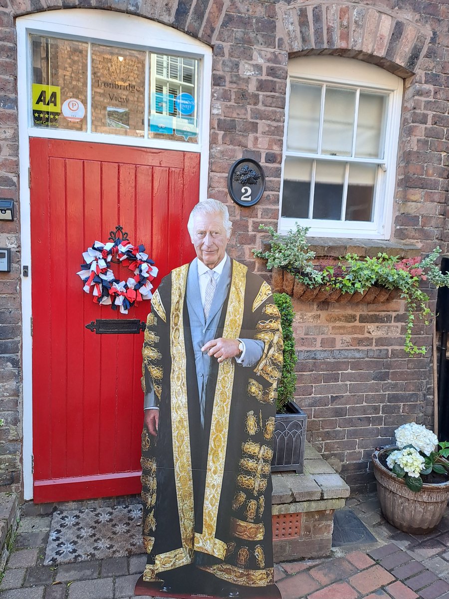 Ironbridgeview's tweet image. 🎉Happy 76th birthday to King Charles. 🎉 A few photos from the coronation celebrations when we decorated the house. Happy memories 
#kingcharles #happybirthday #kingscoronation #king #ironbridge #celebrating #celebration